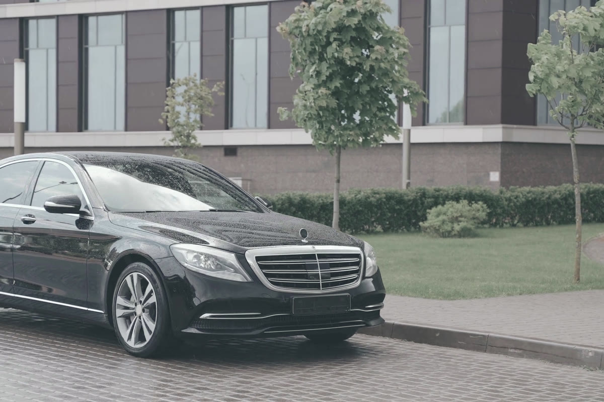 Reference image of a Mercedes-Benz S-Class saloon - the vehicle class DriveMe intends to acquire for its future chauffeur service
